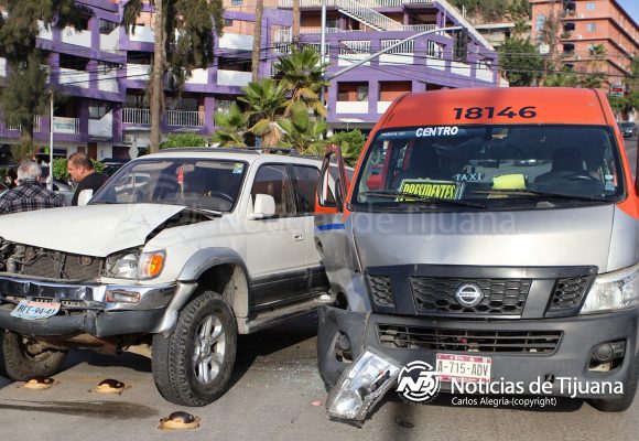 Mujer a bordo de una Toyota se pasa el semáforo y provoca choque en el “Insurgentes”