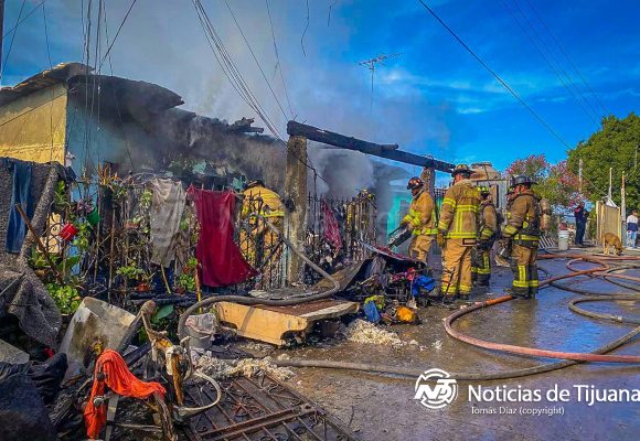 Incendio arrasa con segundo piso de vivienda en la colonia Hidalgo