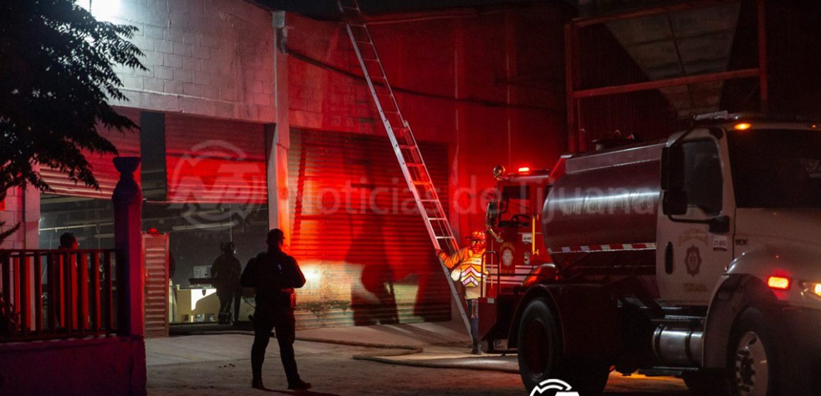 Incendio en carpintería provoca movilización de bomberos en Villas de Alcázar