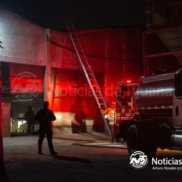 Incendio en carpintería provoca movilización de bomberos en Villas de Alcázar