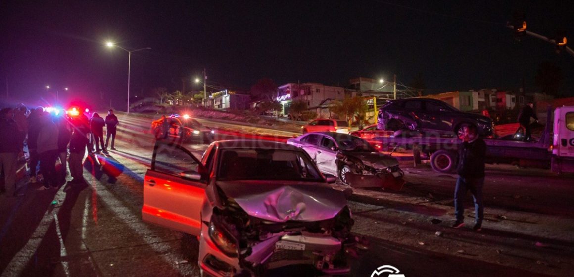 4 Choque en el bulevar Casa Blanca deja nueve vehículos dañados y múltiples lesionados leves