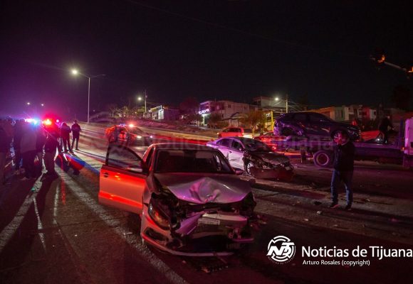 Choque en el bulevar Casa Blanca deja nueve vehículos dañados y múltiples lesionados leves