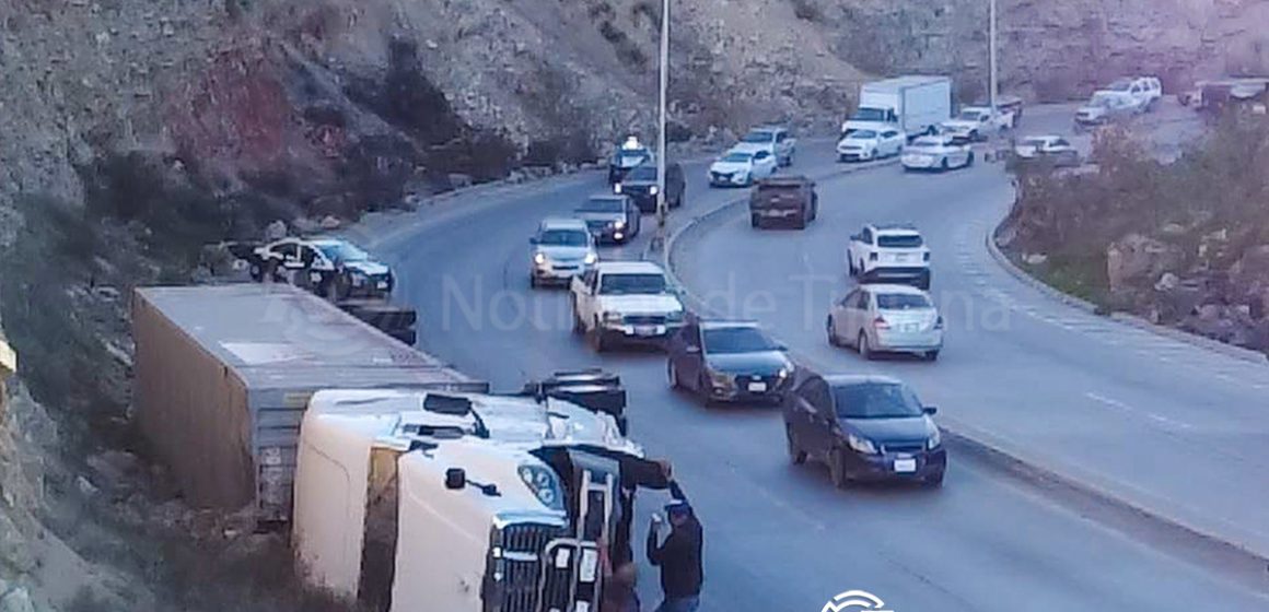 4 Bulevar 2000 colapsa tras volcadura de tráiler en el Borrego Cimarrón