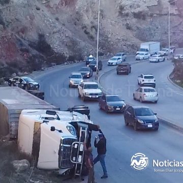 4 Bulevar 2000 colapsa tras volcadura de tráiler en el Borrego Cimarrón