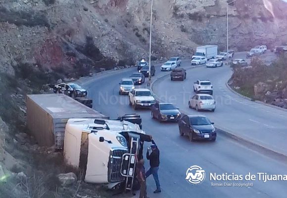Bulevar 2000 colapsa tras volcadura de tráiler en el Borrego Cimarrón