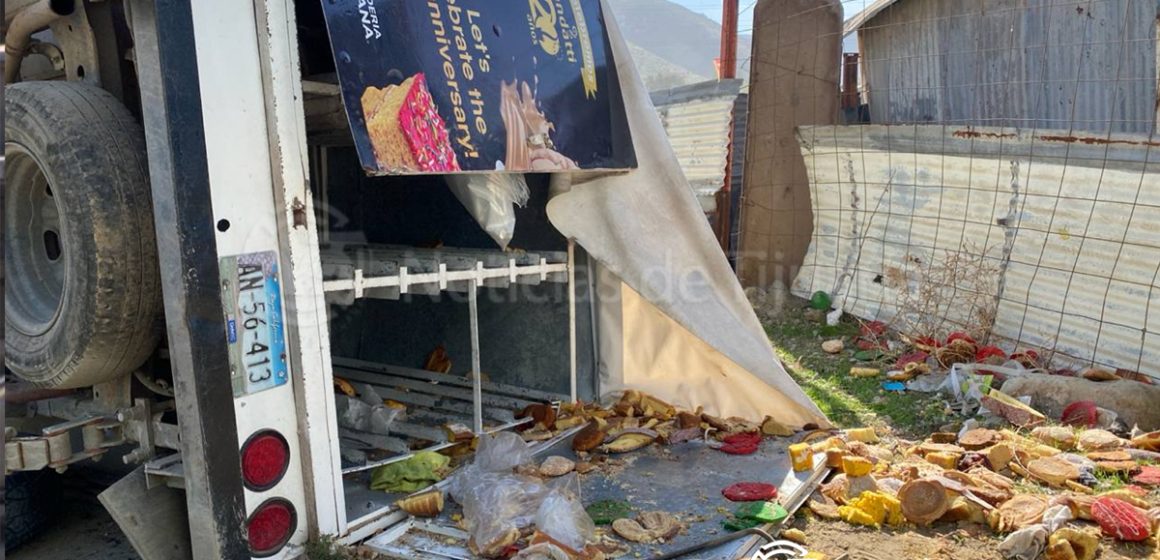 Camioneta repartidora de pan termina en volcadura en el bulevar 2000