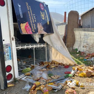 Camioneta repartidora de pan termina en volcadura en el bulevar 2000