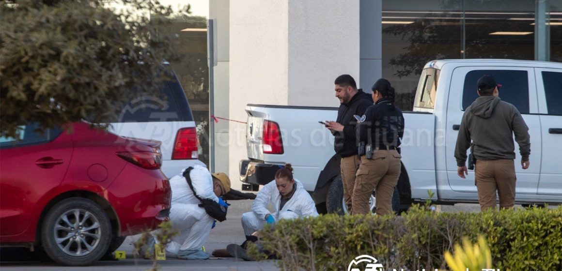 Ejecutan a pareja a balazos en estacionamiento de Plaza Sendero