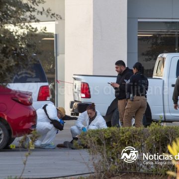 Ejecutan a pareja a balazos en estacionamiento de Plaza Sendero