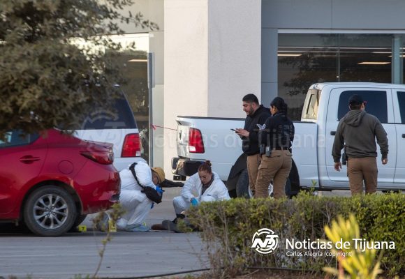 Ejecutan a pareja a balazos en estacionamiento de Plaza Sendero