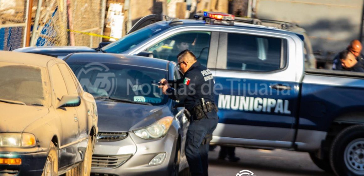 Ataque armado deja a hombre gravemente herido dentro de su vehículo en “Granjas Familiares”