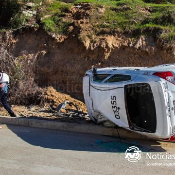 Estudiante resulta ileso tras volcadura en Los Álamos
