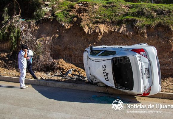 Estudiante resulta ileso tras volcadura en Los Álamos