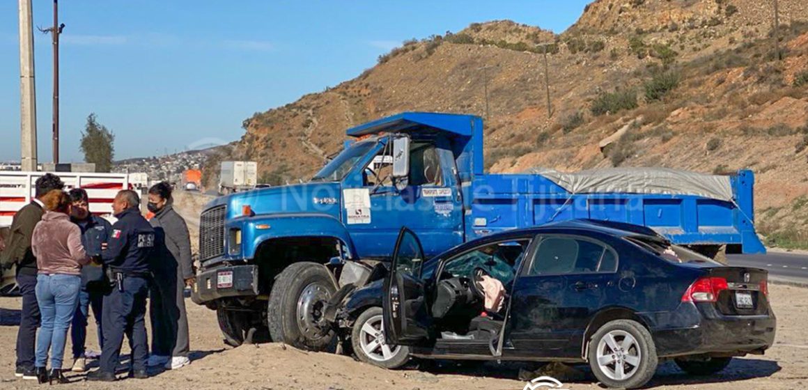 Chofer de carga provoca choque y deja en pérdida total el auto de un estudiante
