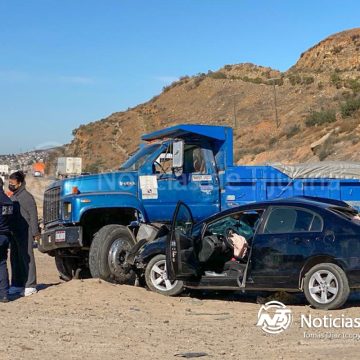 Chofer de carga provoca choque y deja en pérdida total el auto de un estudiante