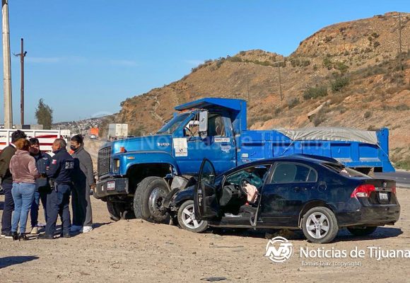 Chofer de carga provoca choque y deja en pérdida total el auto de un estudiante