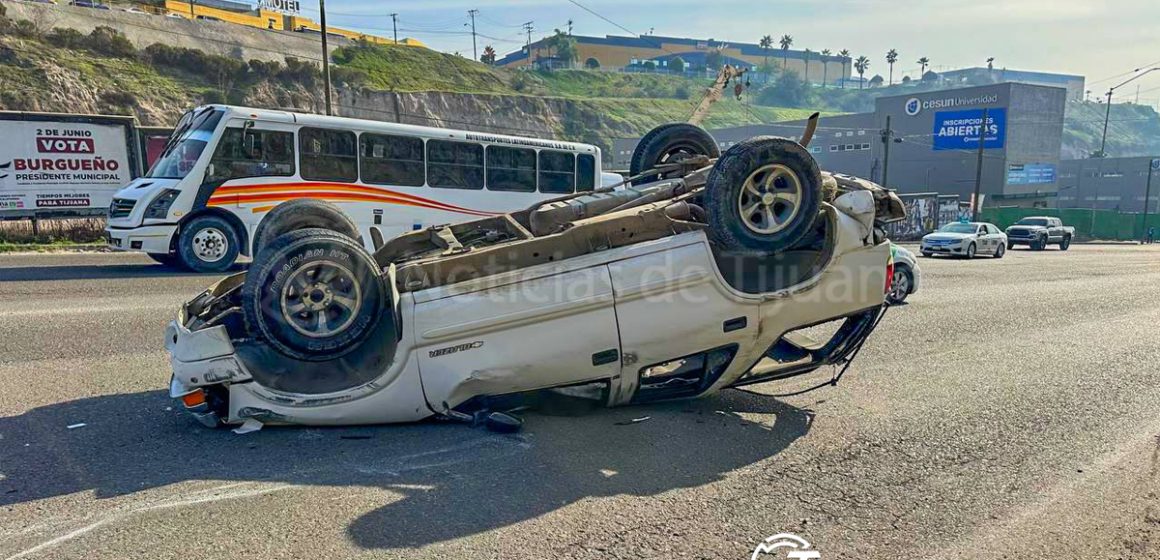 6 Adultos mayores a bordo de una “Blazer” terminan en volcadura en el Cetys