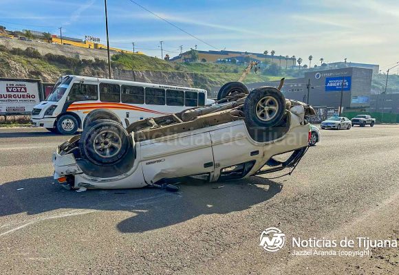 Adultos mayores a bordo de una “Blazer” terminan en volcadura en el Cetys
