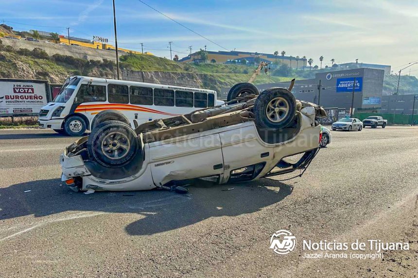 Adultos mayores a bordo de una “Blazer” terminan en volcadura en el Cetys
