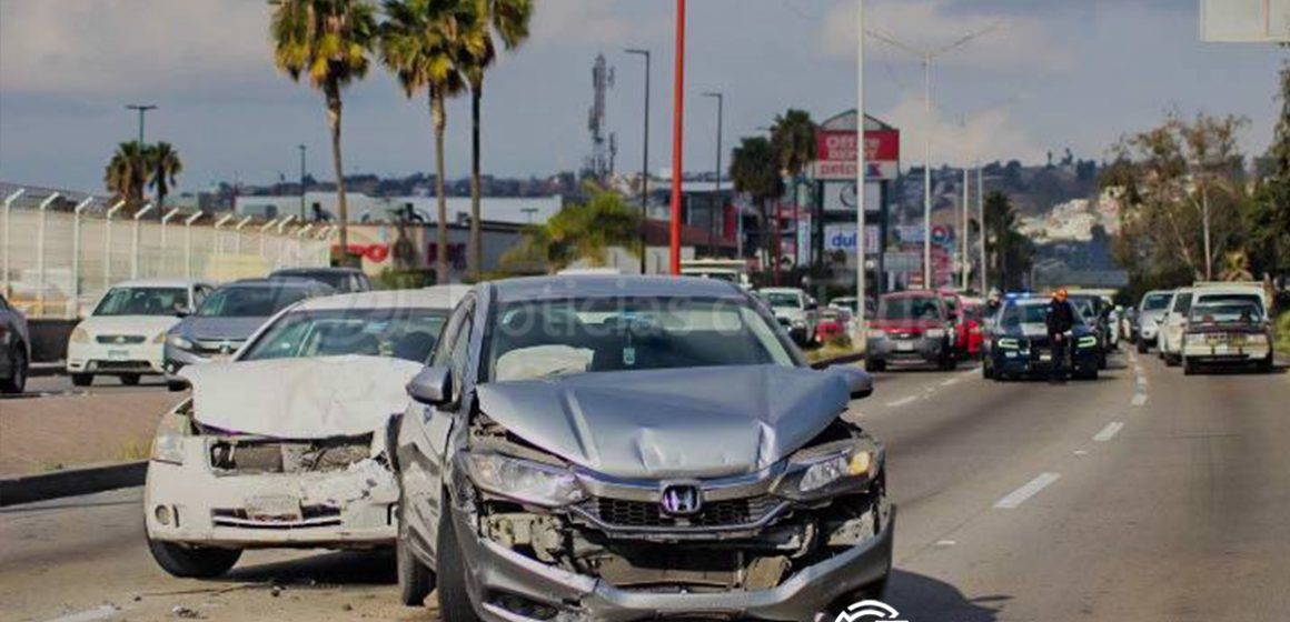 Choque múltiple en la Vía Rápida Poniente deja una mujer lesionada