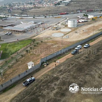 Localizan a mujer sin vida encobijada en camino de terracería
