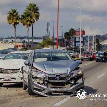 Choque múltiple en la Vía Rápida Poniente deja una mujer lesionada