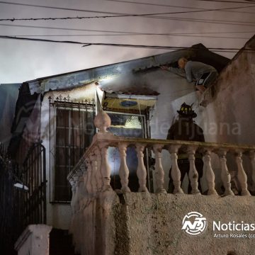 7 Incendio arrasa con tres viviendas en Cañón de la Raza