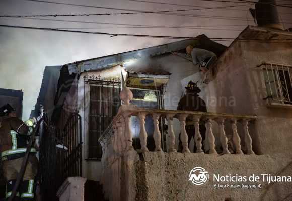 Incendio arrasa con tres viviendas en Cañón de la Raza
