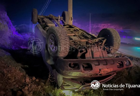 Conductor se queda sin frenos y termina volcado en el bulevar García