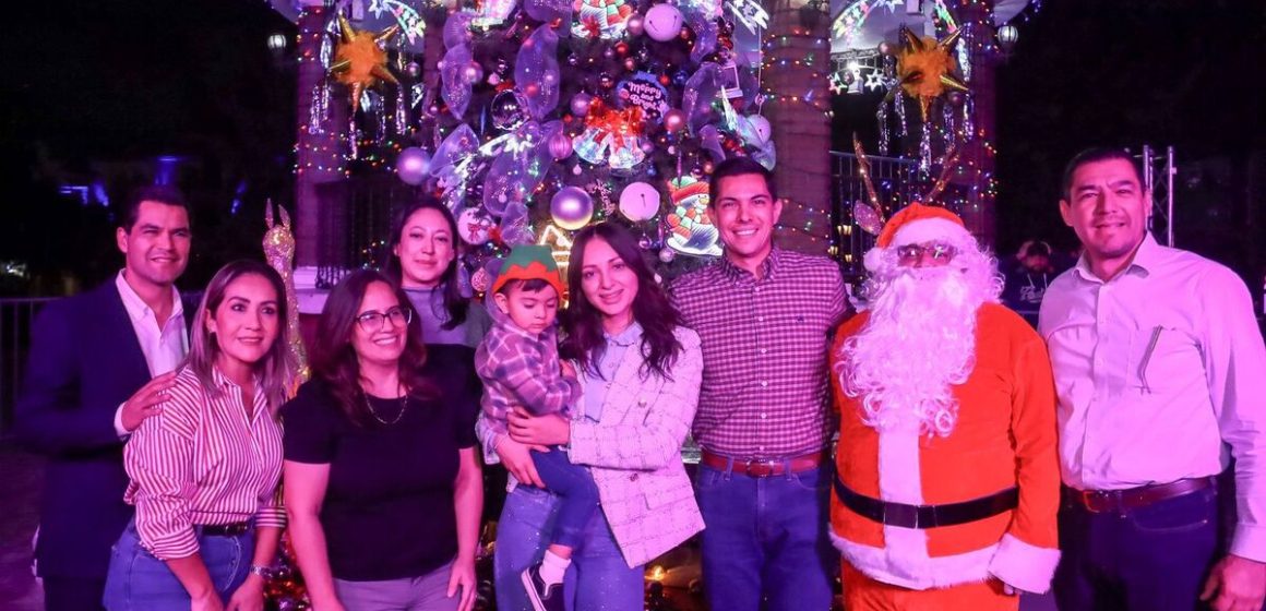 HUHY (1) Tecate se llena de magia con el tradicional encendido del Árbol de Navidad