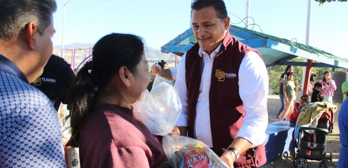 WhatsApp Image 2025-12-07 at 10.42.13 Arturo Aguirre entrega despensas a familias de Delicias 2 con apoyo de autoridades locales