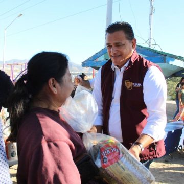 Arturo Aguirre entrega despensas a familias de Delicias 2 con apoyo de autoridades locales