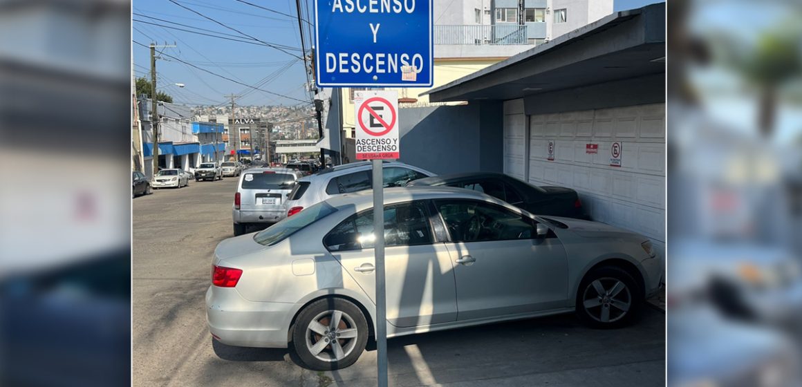 Instituto Montesquieu obstruye banqueta y vecinos exigen respeto al tránsito peatonal