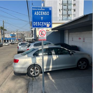 Instituto Montesquieu obstruye banqueta y vecinos exigen respeto al tránsito peatonal