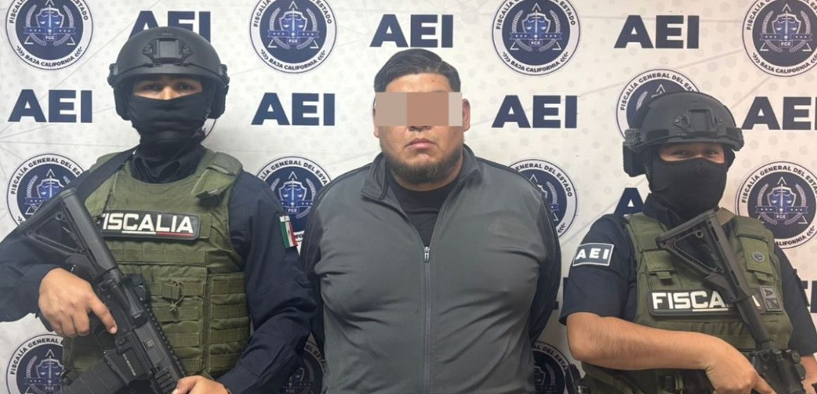 Detienen a hombre acusado de trata de personas por engaño en redes sociales