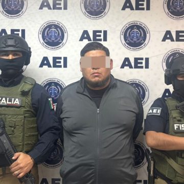 Detienen a hombre acusado de trata de personas por engaño en redes sociales