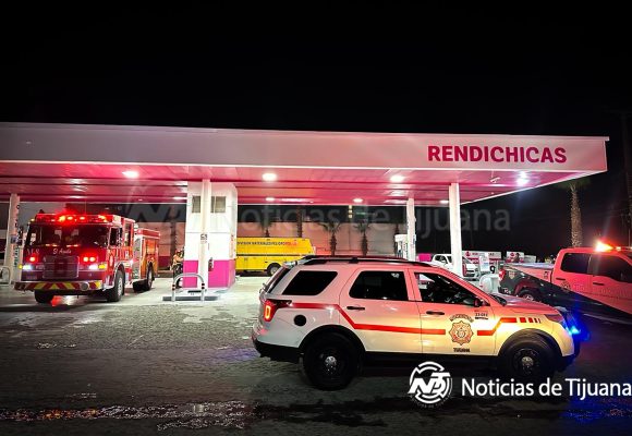 Dos trabajadores caen a fosa de gasolina y quedan en estado crítico en gasolinera de Mariano Matamoros