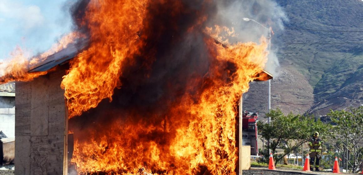 Bomberos de Tijuana piden extremar precauciones con veladoras y fogatas en esta temporada