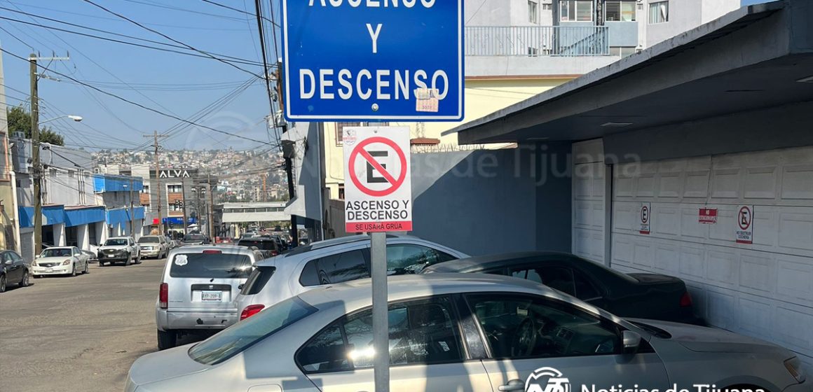 Instituto Montesquieu obstruye banqueta y causa riesgo