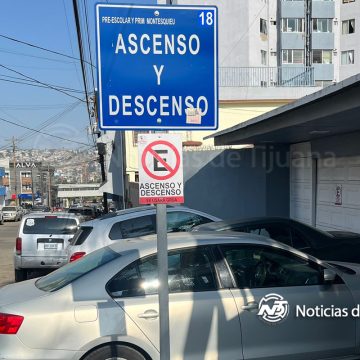 Instituto Montesquieu obstruye banqueta y causa riesgo