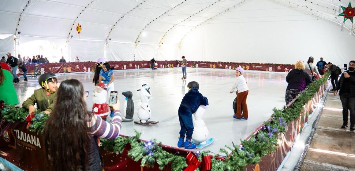 zxcxzc Inauguran pista de patinaje sobre hielo en explanada de Palacio Municipal