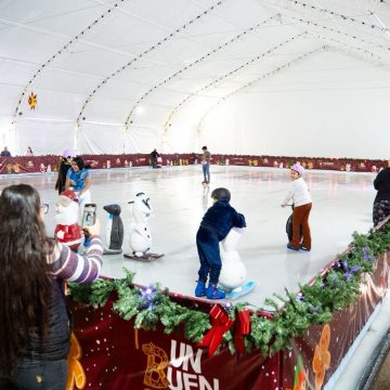 zxcxzc Inauguran pista de patinaje sobre hielo en explanada de Palacio Municipal