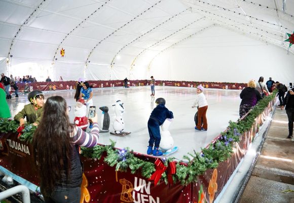 Inauguran pista de patinaje sobre hielo en explanada de Palacio Municipal