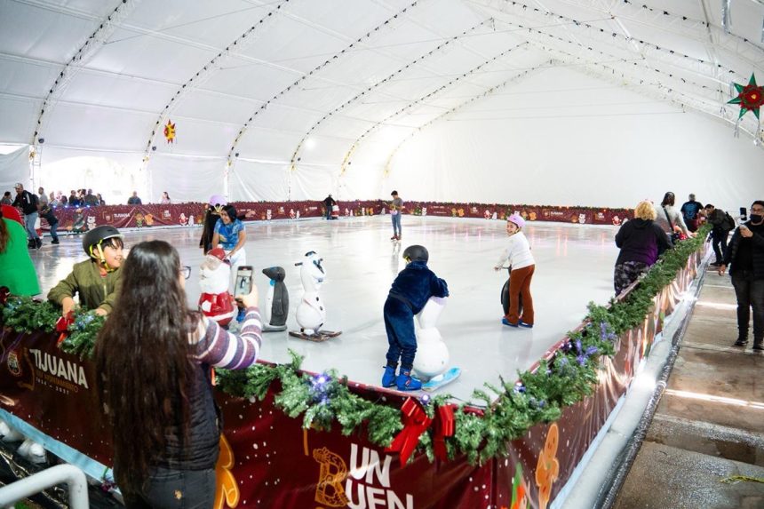 Inauguran pista de patinaje sobre hielo en explanada de Palacio Municipal