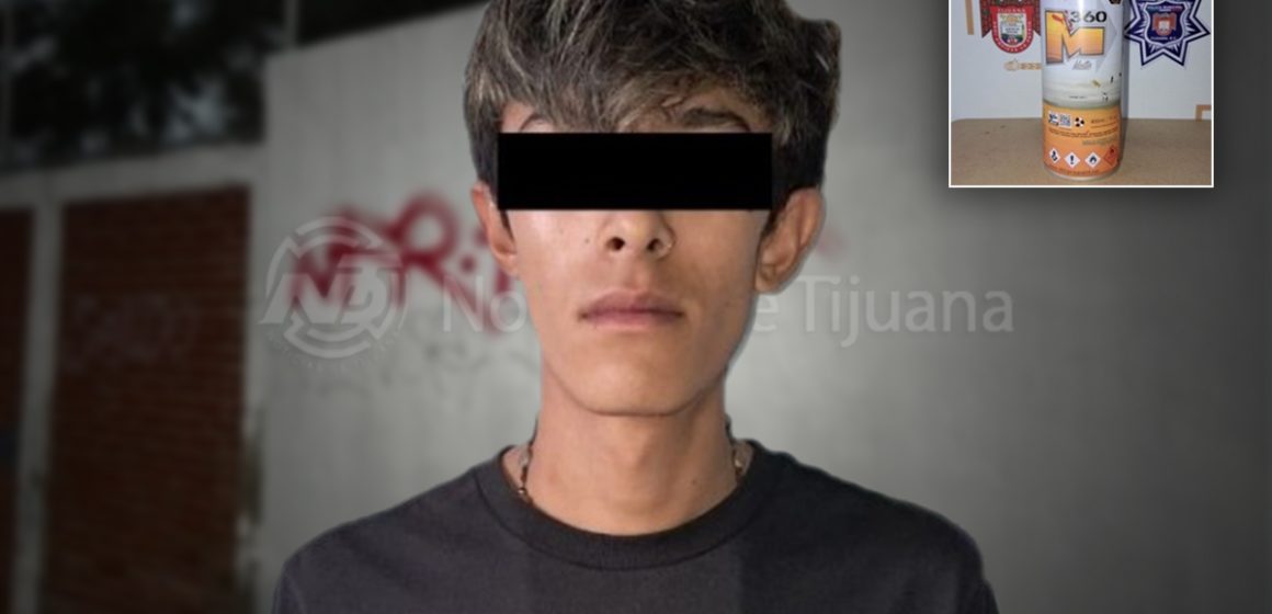 Detienen a joven tras ser sorprendido haciendo grafiti en escuela