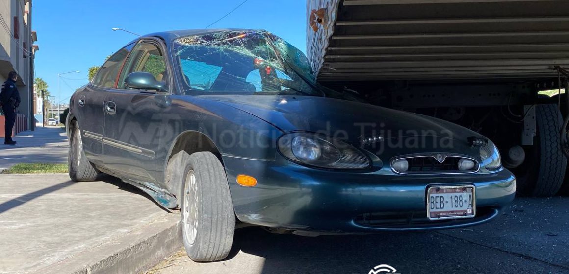 Vehículo queda incrustado bajo tráiler tras fuerte choque en la Vía Rápida Oriente