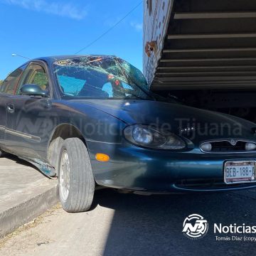 00 Vehículo queda incrustado bajo tráiler tras fuerte choque en la Vía Rápida Oriente
