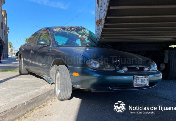 Vehículo queda incrustado bajo tráiler tras fuerte choque en la Vía Rápida Oriente