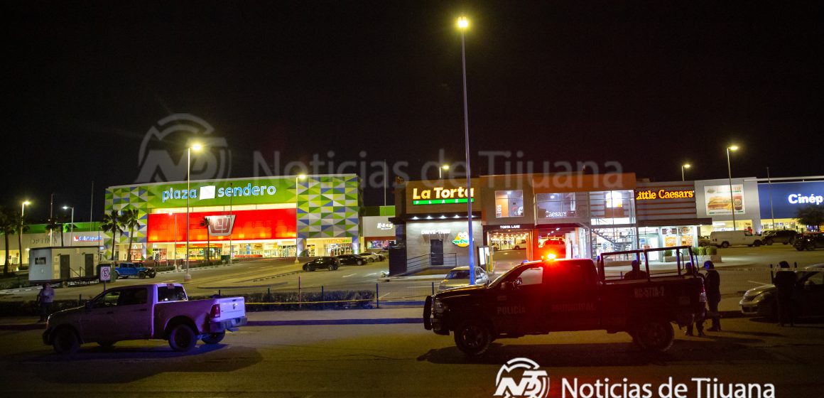 062A7202 Ejecutan a joven frente a Plaza Sendero