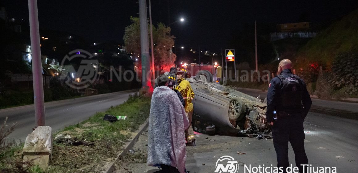 Volcadura en el Libramiento Sur deja solo daños materiales